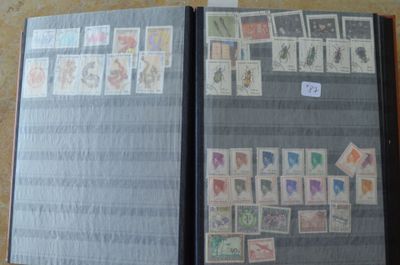 un livre avec des timbres, posé sur une table