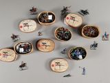 toutes ces petites figurines qui sont accrochées au mur