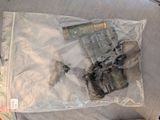 un sac en plastique contenant quelques objets, posé sur une table