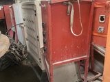 un réfrigérateur rouge qui se trouve dans un entrepôt
