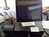 un ordinateur portable posé sur un bureau noir