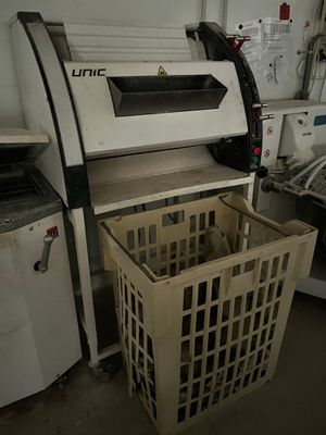 une machine posée à côté d'un panier à linge