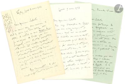 trois lettres manuscrites sont posées sur une feuille de papier