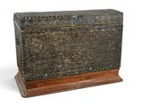 une vieille malle avec un socle en bois sur fond blanc