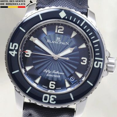 gros plan d'une montre-bracelet avec un cadran bleu