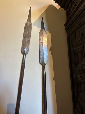 deux couteaux accrochés l'un à côté de l'autre sur le mur