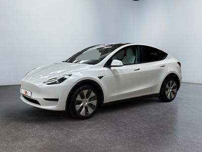 une Tesla Model X blanche garée dans une pièce blanche