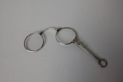 une paire de ciseaux posée sur une table à côté d'une autre paire de ciseaux