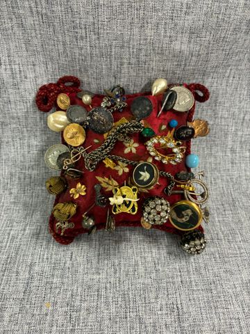 Collection d’épingles métal et argent divers décor. Présenté sur 