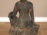 statue d'un Bouddha assis sur un rocher, posée sur un parquet en bois dur