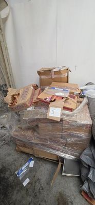 un tas de cartons et d'autres objets par terre