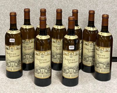 six bouteilles de vin sont alignées sur une table