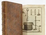un vieux livre ouvert sur une illustration représentant un microscope