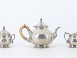 trois pièces de service à thé et à café en argent sur fond blanc