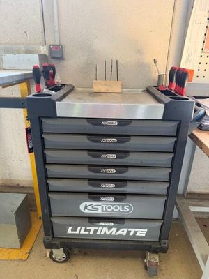 une image représentant un chariot à outils sur lequel sont posés des outils
