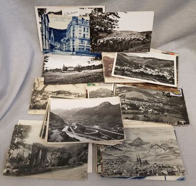 une série de vieilles photos en noir et blanc représentant des montagnes et des bâtiments