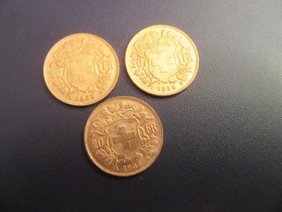 trois pièces d'or empilées les unes sur les autres sur une table