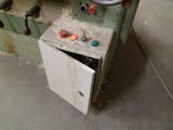 une machine qui se trouve à l'intérieur d'un bâtiment