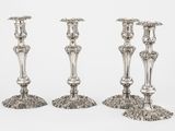 trois bougeoirs en argent sur fond blanc, avec un fond blanc