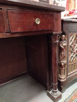 Bureau en acajou présentant trois tiroirs en bandeau. (photo 3)