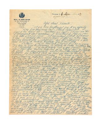 une lettre écrite à l'encre bleue sur une feuille de papier