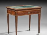 une table d'appoint de style George II en acajou avec plateau en verre