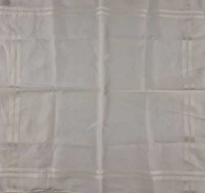 une image représentant un morceau de tissu blanc bordé de noir