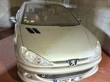 une voiture blanche garée dans un garage