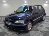 la photo d'une voiture bleue garée dans un garage