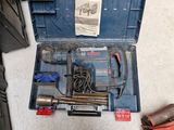 une boîte à outils bleue avec des outils sur le sol