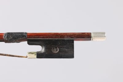 une image représentant un archet de violon muni d'un repose-archet