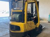 un chariot élévateur jaune garé dans un garage