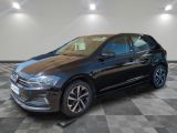 une Volkswagen Jetta noire garée sur un sol en carrelage à damier