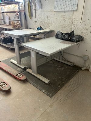 un skateboard posé par terre à côté d'une table dans une pièce