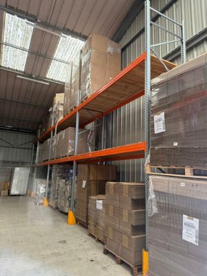 un grand entrepôt avec de nombreuses caisses sur les rayonnages