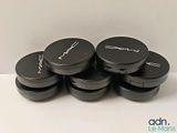 quatre boîtes de maquillage Mac sont empilées les unes sur les autres