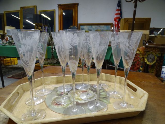 12 flûtes à champagne en cristal gravé de fleurs