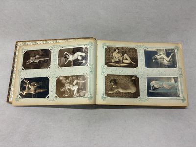 un vieux livre avec des images de personnes et d'animaux dessus