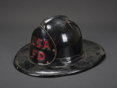 un vieux casque de pompier sur lequel est inscrit le mot « saf »