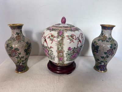 trois vases posés sur une table