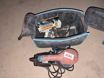 une valise contenant un sèche-cheveux et d'autres objets