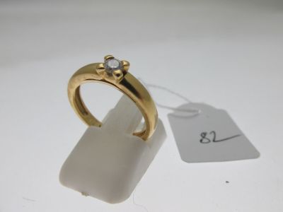 l'image d'une bague en or surmontée d'un diamant