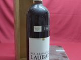 une bouteille de vin dans un coffret en bois sur une table
