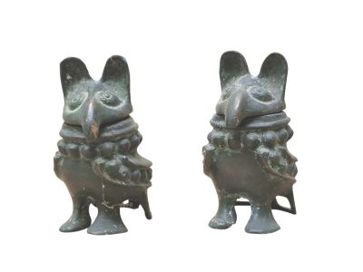 deux statues de souris placées l'une à côté de l'autre