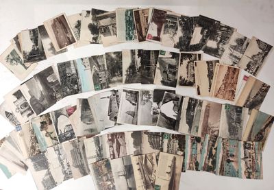 beaucoup de vieilles photos sur la table ensemble