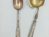 deux cuillères et une cuillère posées sur une surface blanche