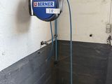 une affiche bleue et blanche accrochée au mur d'une salle de bains