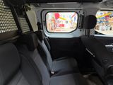 vue de l'intérieur d'une camionnette depuis le siège conducteur