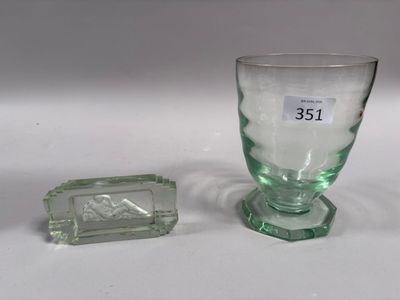 Lot comprenant un vase de forme tronconique en verre, le pie…