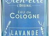 un gros plan d'un flacon d'eau de Cologne sur fond blanc